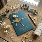 Hochzeitseinladung "Grün Royale" mit Kordel, Wachssiegel und Trockenblume