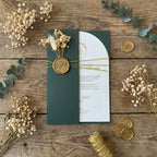 Hochzeitseinladung Dunkelgrün mit Schleife und Trockenblume