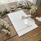 Hochzeitseinladung "Signature Royale" mit Prägung & Schleife