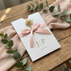 Hochzeitseinladung "Metallic Pearl" mit Prägung, Schleife & Trockenblume