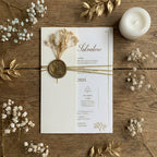 Hochzeitseinladung "Soft Gold" mit Wachssiegel, Kordel und Trockenblume