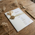 Hochzeitseinladung "Soft Gold" mit Wachssiegel, Kordel und Trockenblume