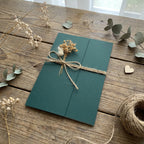 Hochzeitseinladung "Worldly" mit Kordel und Trockenblume