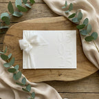 Hochzeitseinladung "Luxe Minimal" mit Prägung und Boho-Schleife