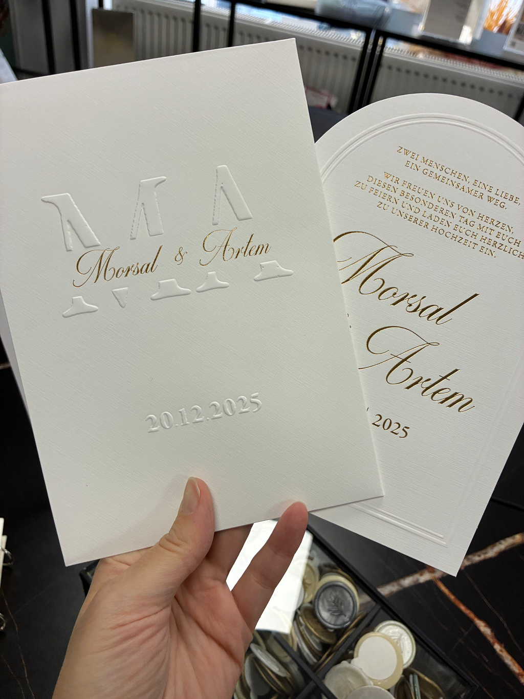 Hochzeitseinladung "Aristocrate" mit Blindprägung & Goldprägung