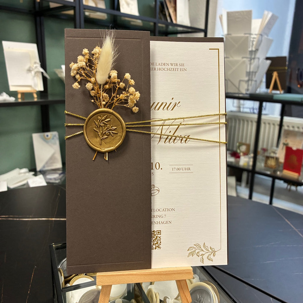 Hochzeitseinladung "Golden Crest" mit Wachssiegel, Kordel & Trockenblume