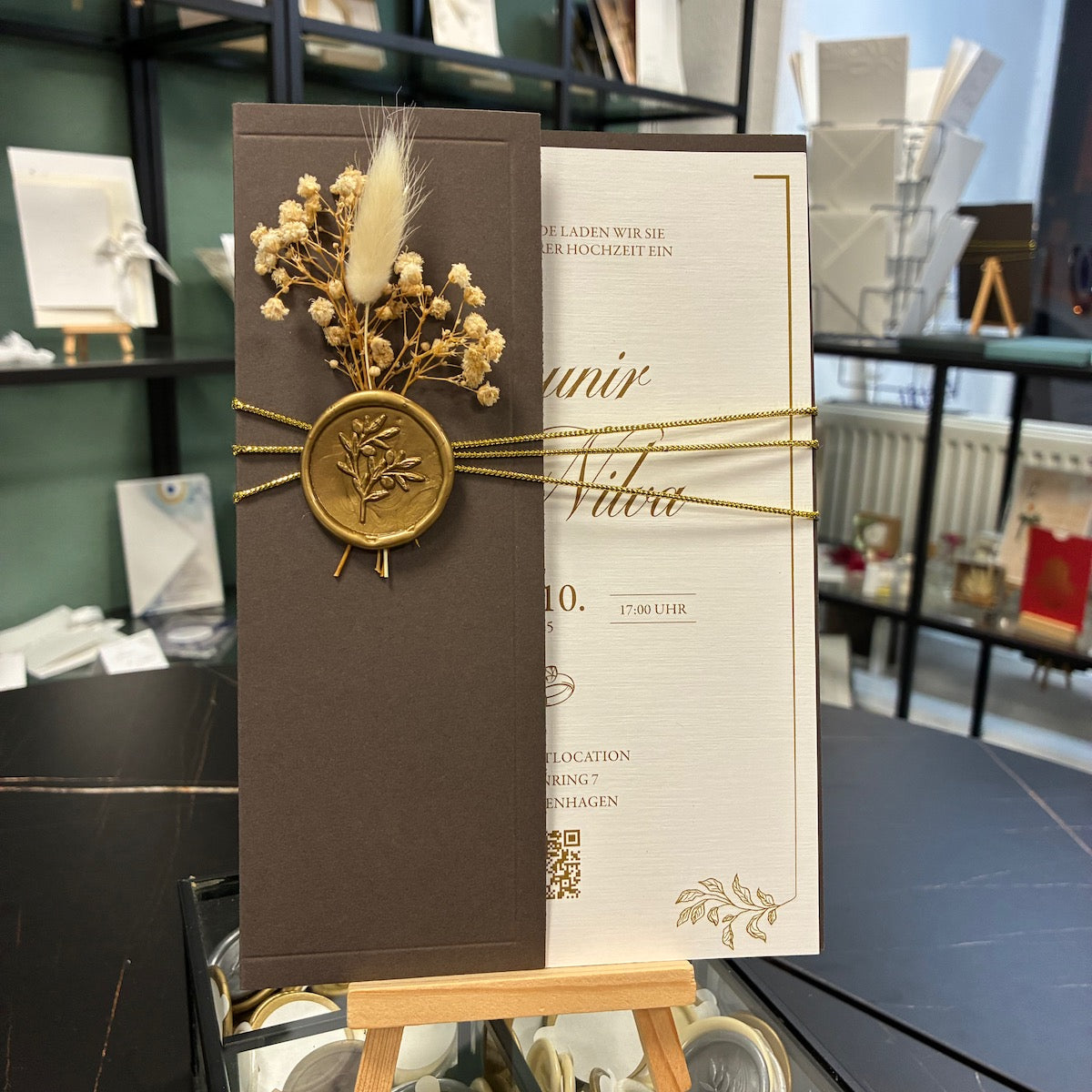 Hochzeitseinladung "Golden Crest" mit Wachssiegel, Kordel & Trockenblume