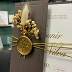 Hochzeitseinladung "Golden Crest" mit Wachssiegel, Kordel & Trockenblume