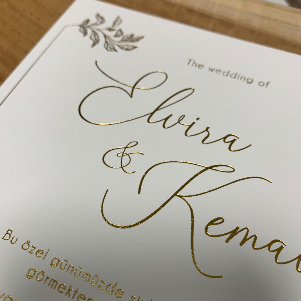 Hochzeitseinladung "Golden Elegance" mit Kuvert und Prägung