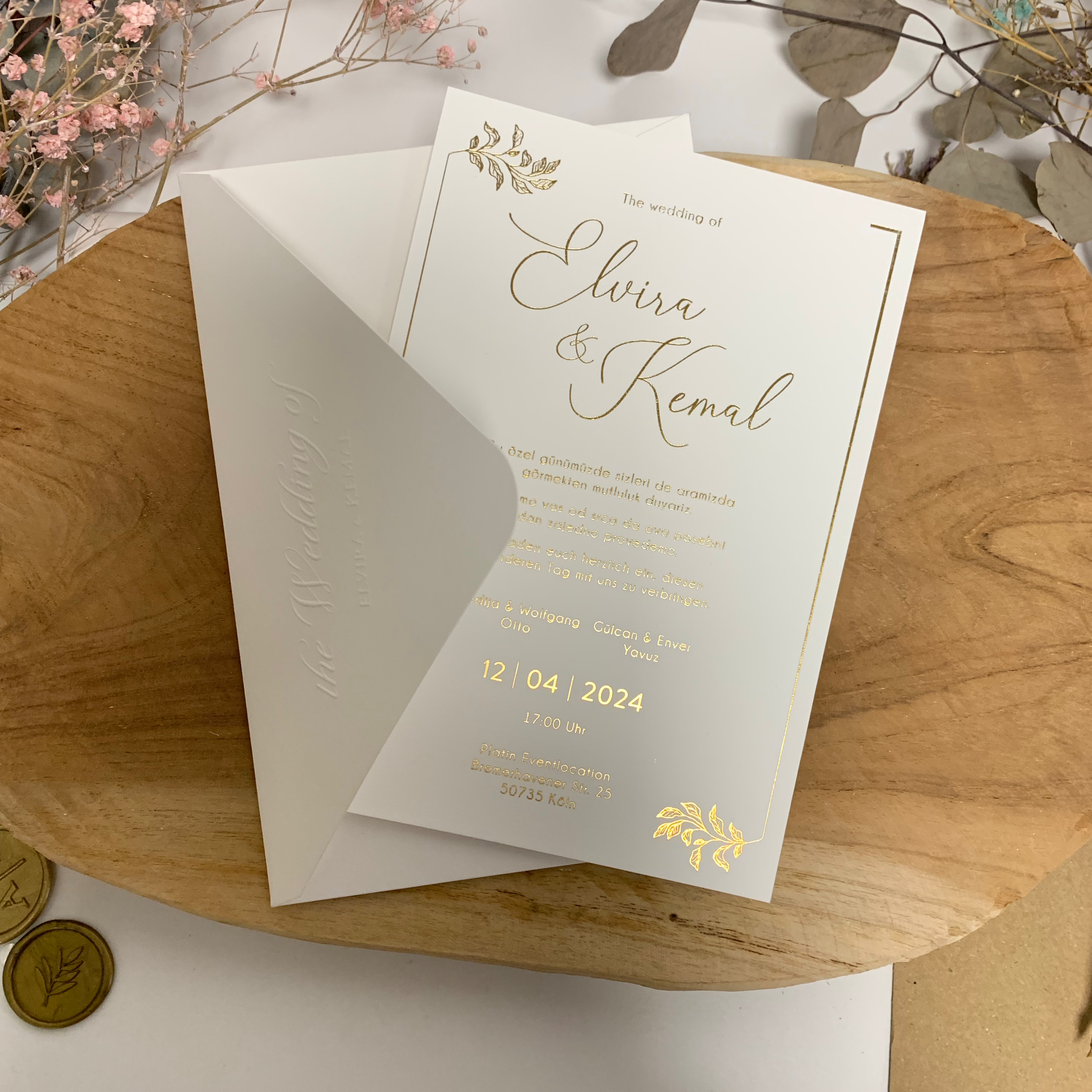 Hochzeitseinladung "Golden Elegance" mit Kuvert und Prägung