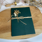 Hochzeitseinladung "Worldly" mit Kordel und Trockenblume