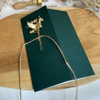 Hochzeitseinladung "Worldly" mit Kordel und Trockenblume