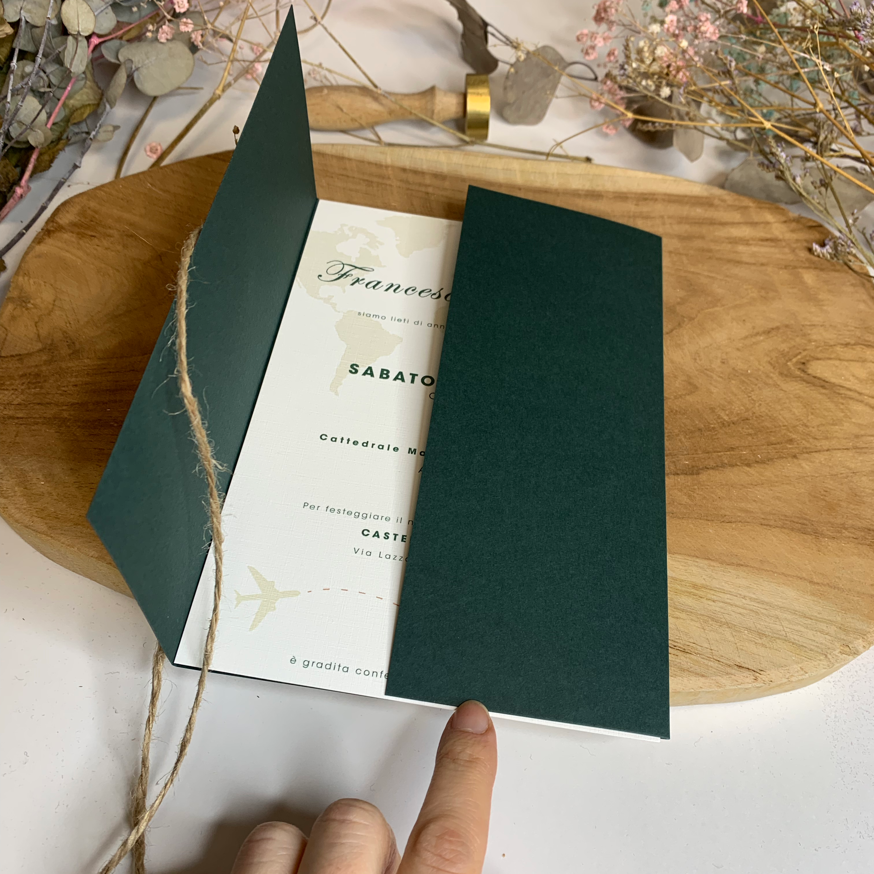 Hochzeitseinladung "Worldly" mit Kordel und Trockenblume