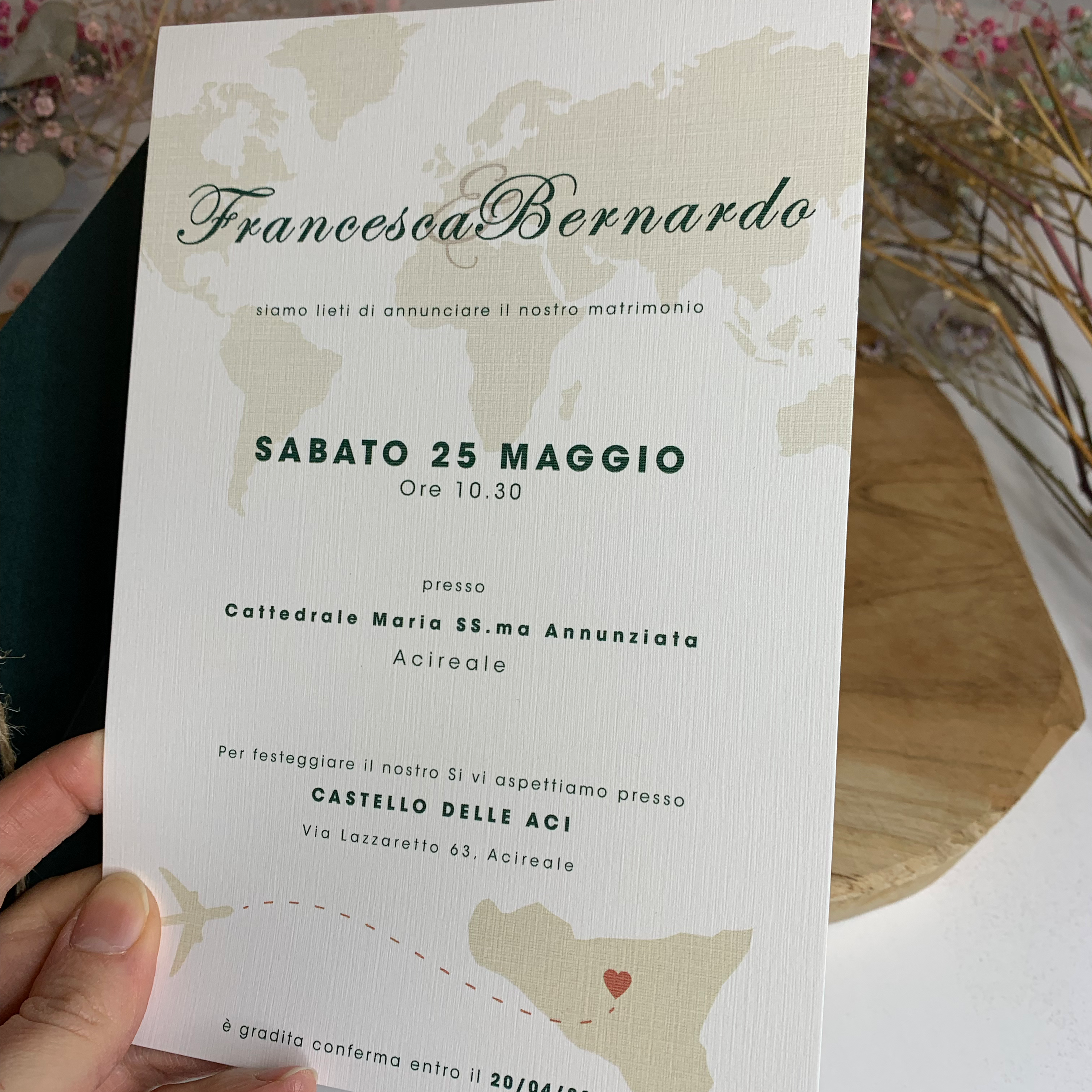 Hochzeitseinladung "Worldly" mit Kordel und Trockenblume