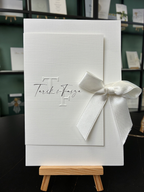 Hochzeitseinladung "Signature Royale" mit Prägung & Schleife