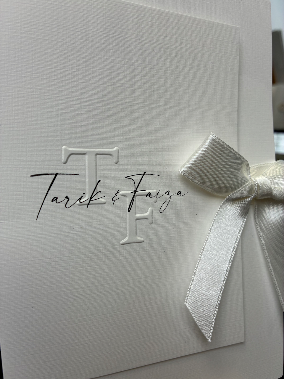 Hochzeitseinladung "Signature Royale" mit Prägung & Schleife