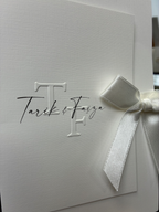 Hochzeitseinladung "Signature Royale" mit Prägung & Schleife