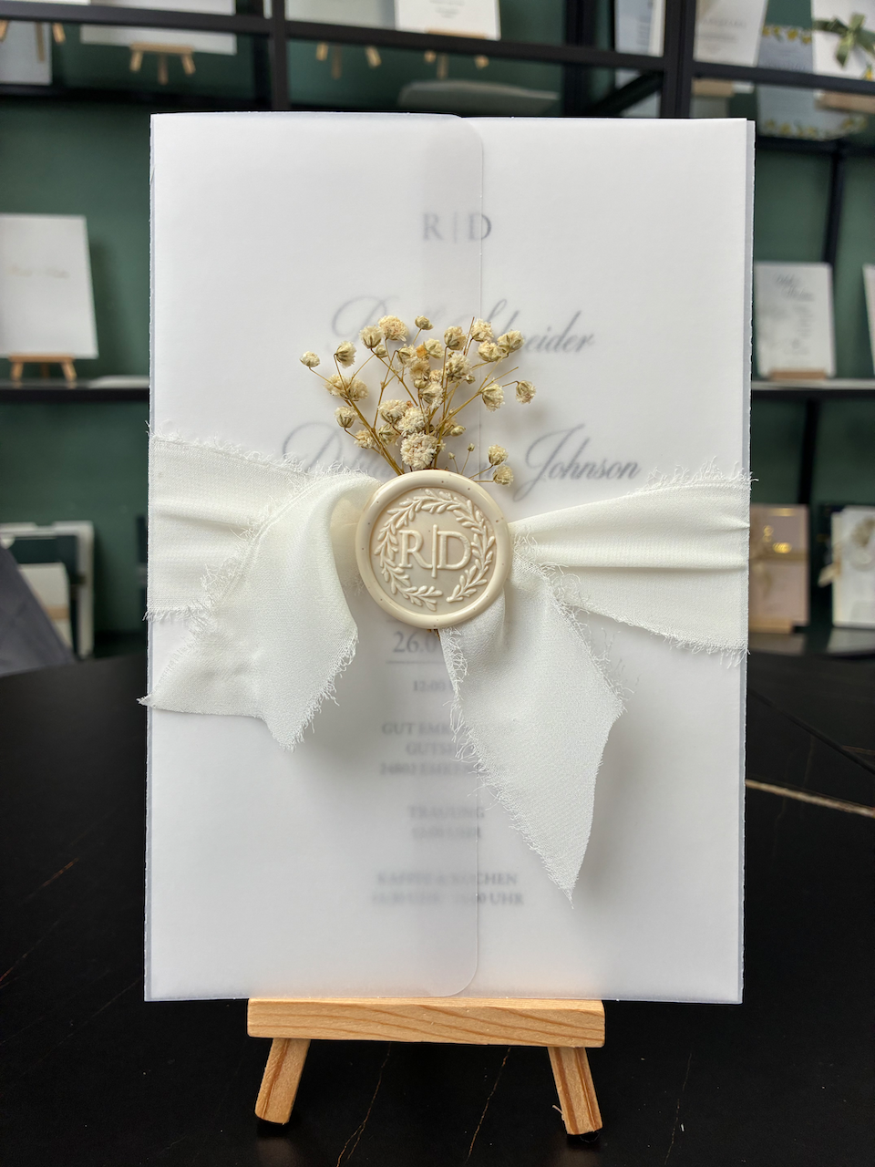 Hochzeitseinladung "Elegance" mit Schleife, Wachssiegel und Trockenblume