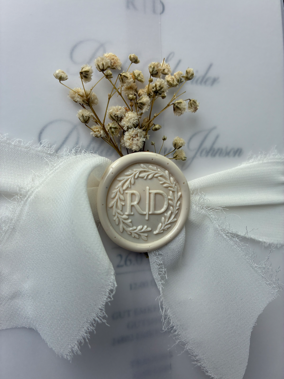 Hochzeitseinladung "Elegance" mit Schleife, Wachssiegel und Trockenblume