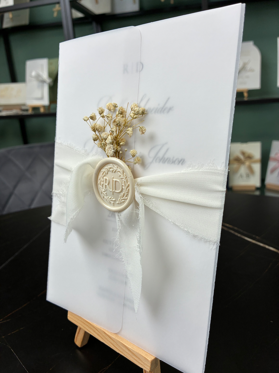 Hochzeitseinladung "Elegance" mit Schleife, Wachssiegel und Trockenblume