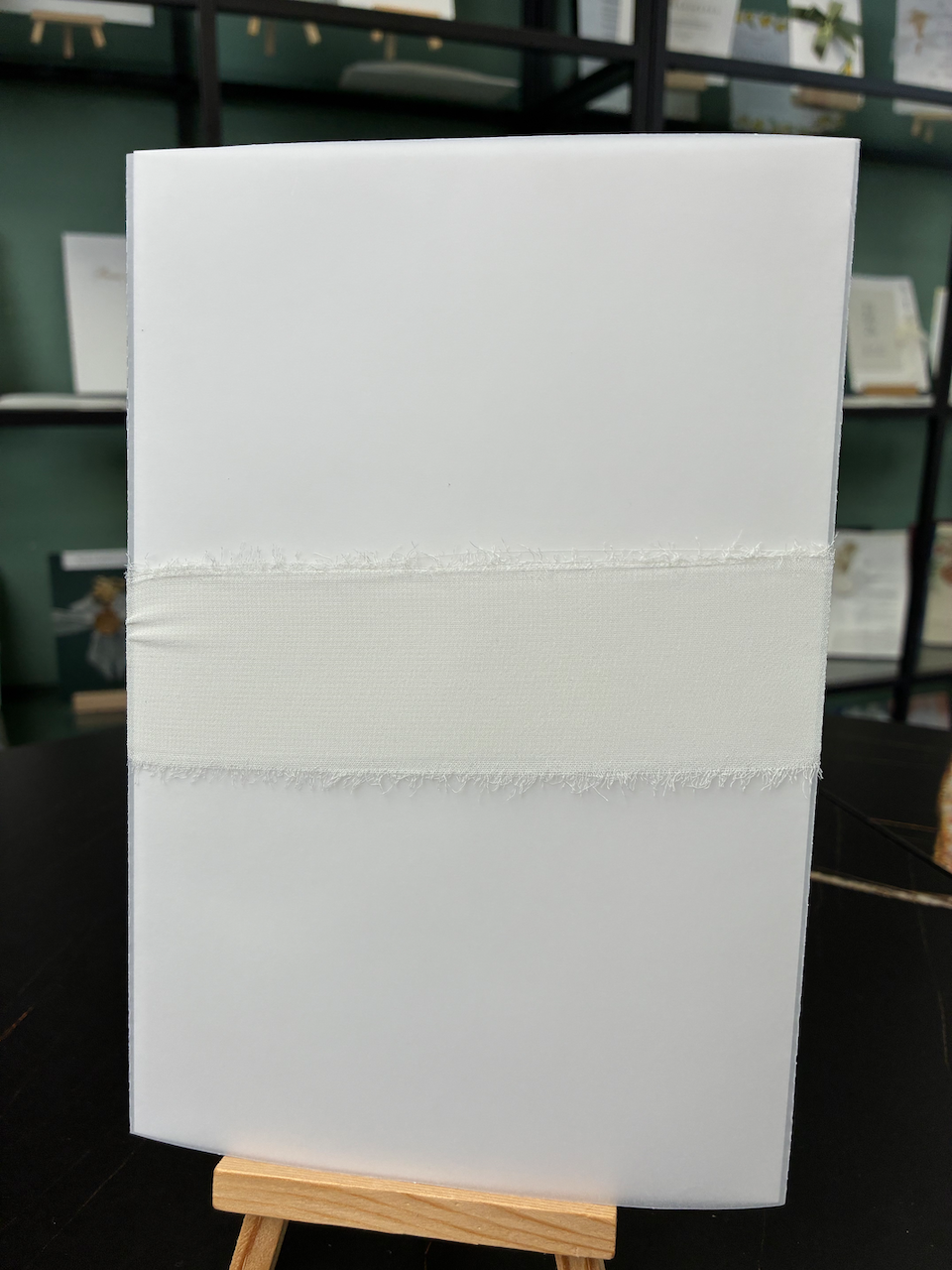 Hochzeitseinladung "Elegance" mit Schleife, Wachssiegel und Trockenblume