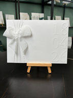 Hochzeitseinladung "Luxe Minimal" mit Prägung und Boho-Schleife