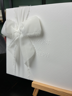 Hochzeitseinladung "Luxe Minimal" mit Prägung und Boho-Schleife