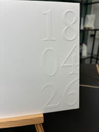 Hochzeitseinladung "Luxe Minimal" mit Prägung und Boho-Schleife