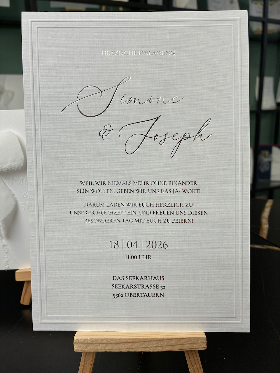 Hochzeitseinladung "Luxe Minimal" mit Prägung und Boho-Schleife