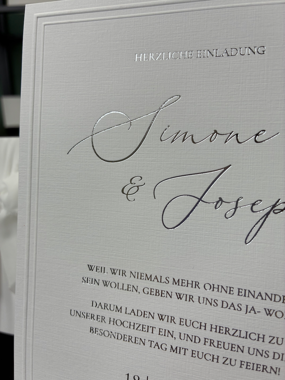 Hochzeitseinladung "Luxe Minimal" mit Prägung und Boho-Schleife