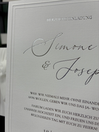 Hochzeitseinladung "Luxe Minimal" mit Prägung und Boho-Schleife