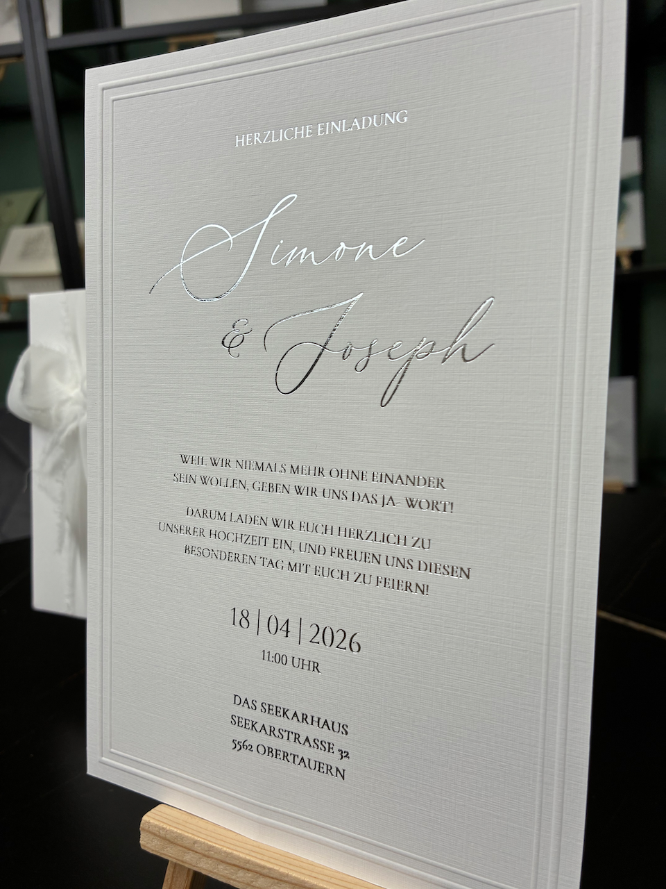 Hochzeitseinladung "Luxe Minimal" mit Prägung und Boho-Schleife