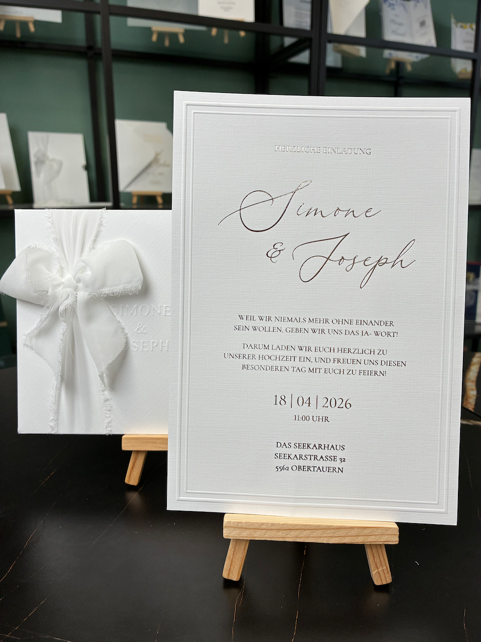 Hochzeitseinladung "Luxe Minimal" mit Prägung und Boho-Schleife