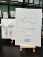 Hochzeitseinladung "Luxe Minimal" mit Prägung und Boho-Schleife