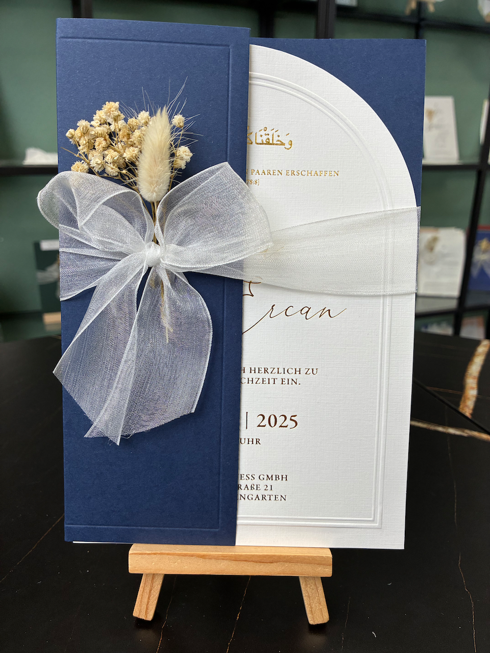 Hochzeitseinladung Dunkelblau mit Schleife und Trockenblume