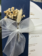 Hochzeitseinladung Dunkelblau mit Schleife und Trockenblume