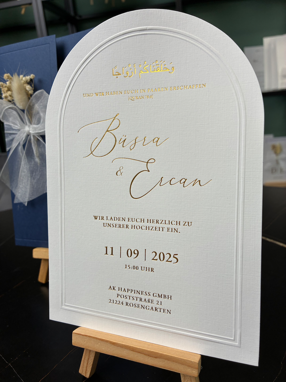 Hochzeitseinladung Dunkelblau mit Schleife und Trockenblume