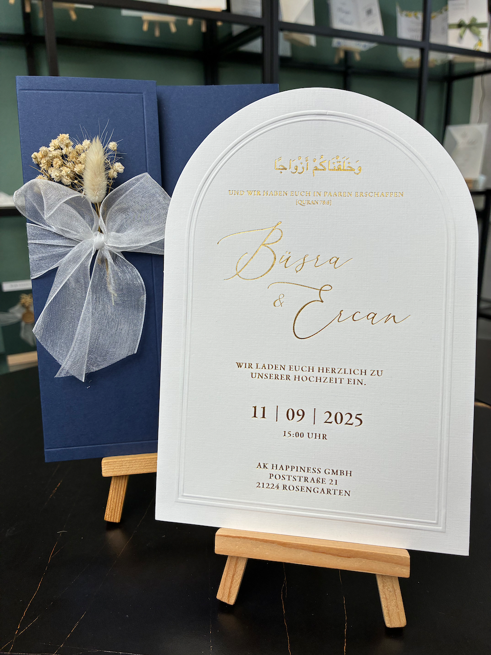 Hochzeitseinladung Dunkelblau mit Schleife und Trockenblume