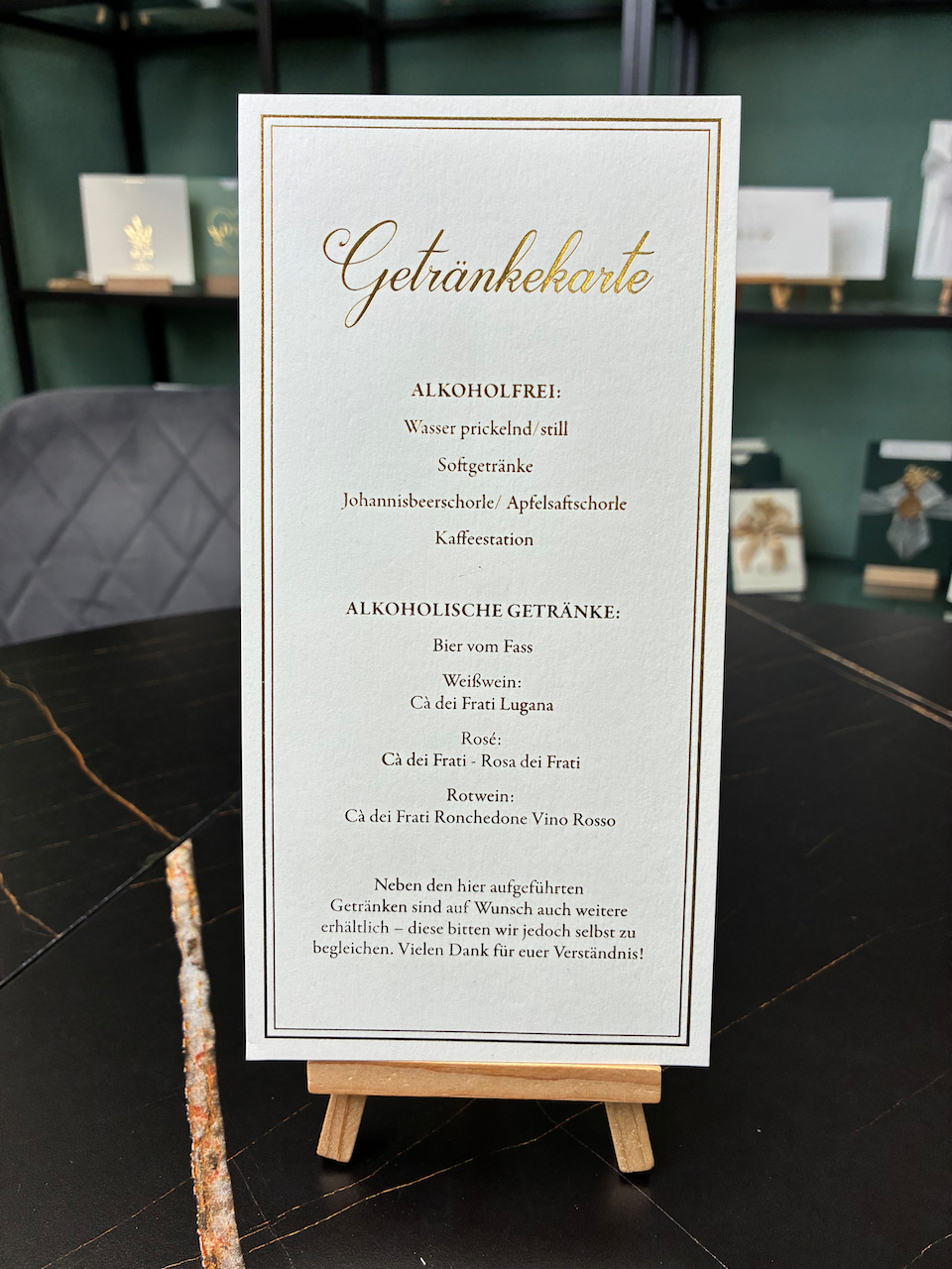 Elegante Getränkekarte mit Goldprägung | Edles Papier im Dinlang Format