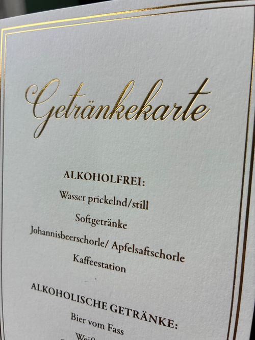 Elegante Getränkekarte mit Goldprägung | Edles Papier im Dinlang Format
