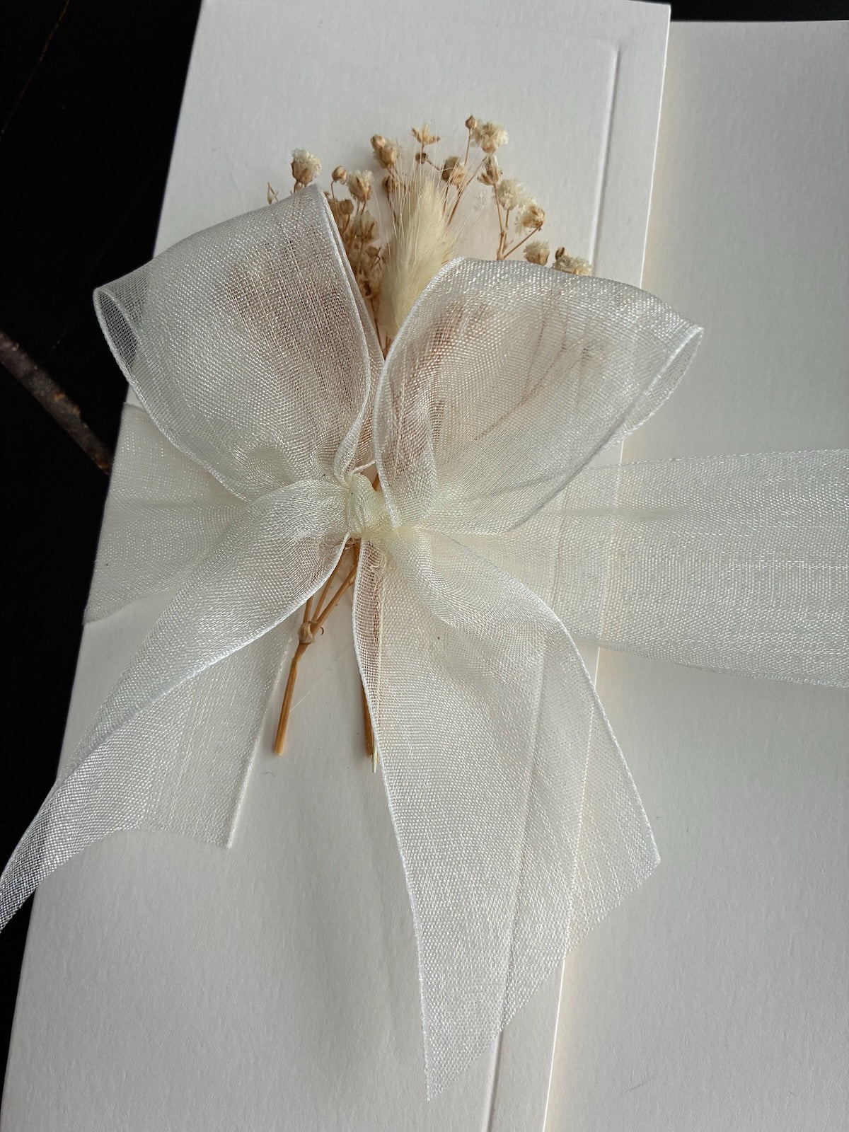 Express invitation "Linen Elegance" | Blind embossing on linen paper with envelope