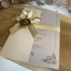 Hochzeitseinladung "Rosé Dreams" mit Wachssiegel und Trockenblume