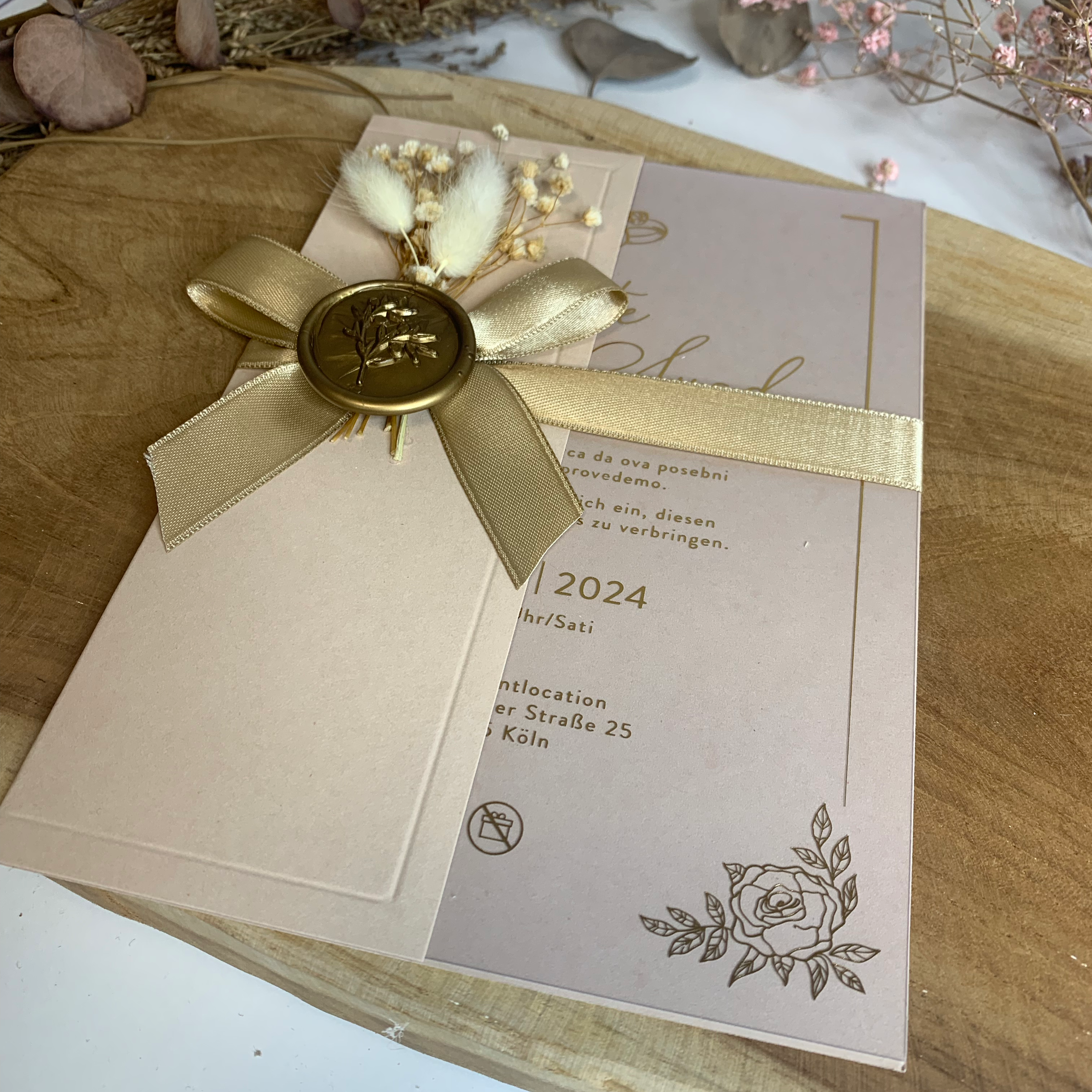 Hochzeitseinladung "Rosé Dreams" mit Wachssiegel und Trockenblume