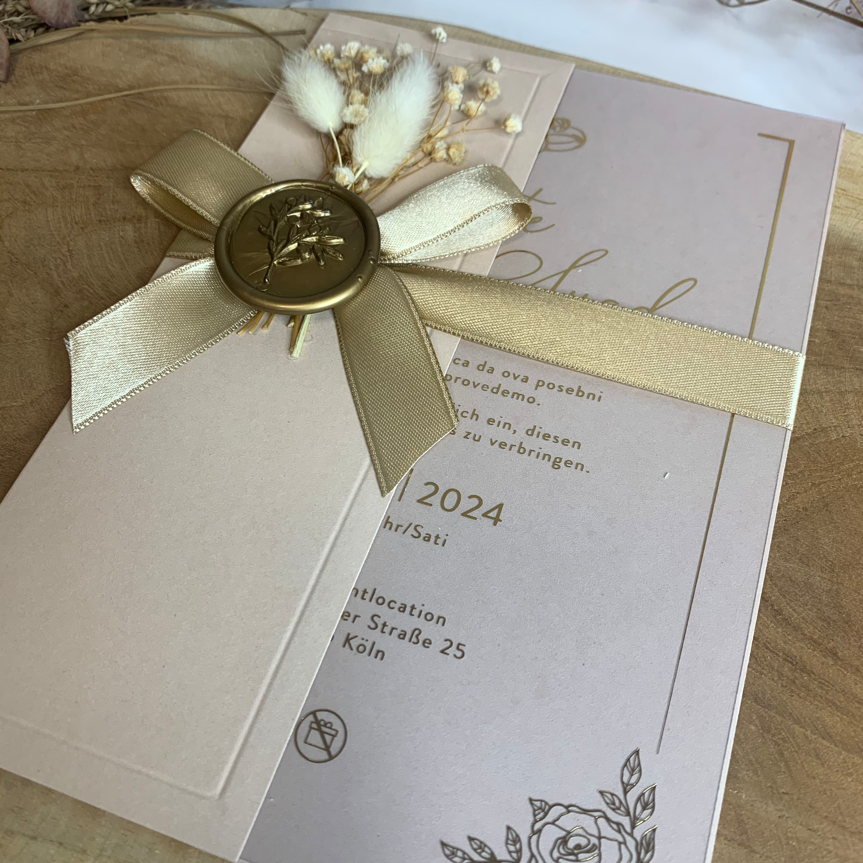 Hochzeitseinladung "Rosé Dreams" mit Wachssiegel und Trockenblume