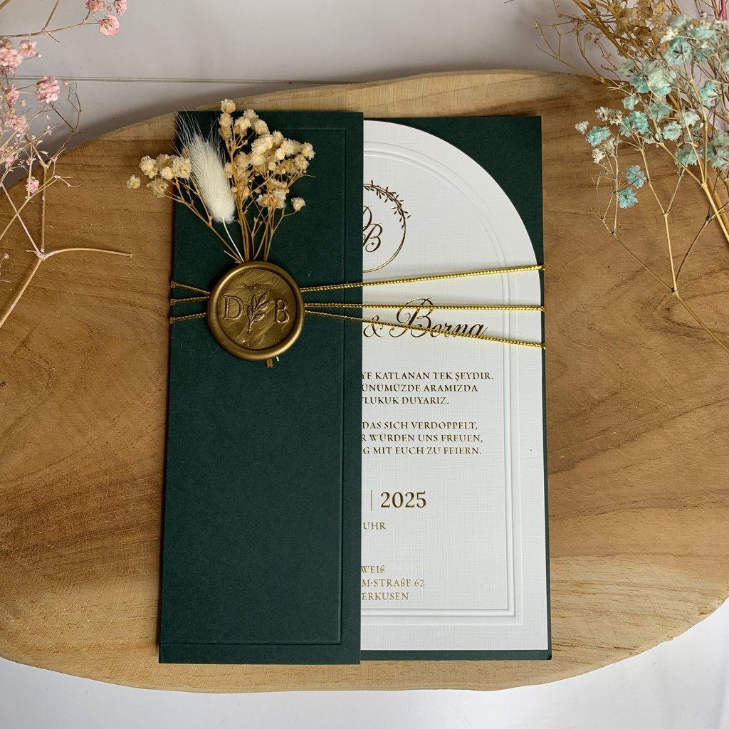 Hochzeitseinladung Dunkelgrün mit Schleife und Trockenblume