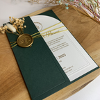 Hochzeitseinladung Dunkelgrün mit Schleife und Trockenblume