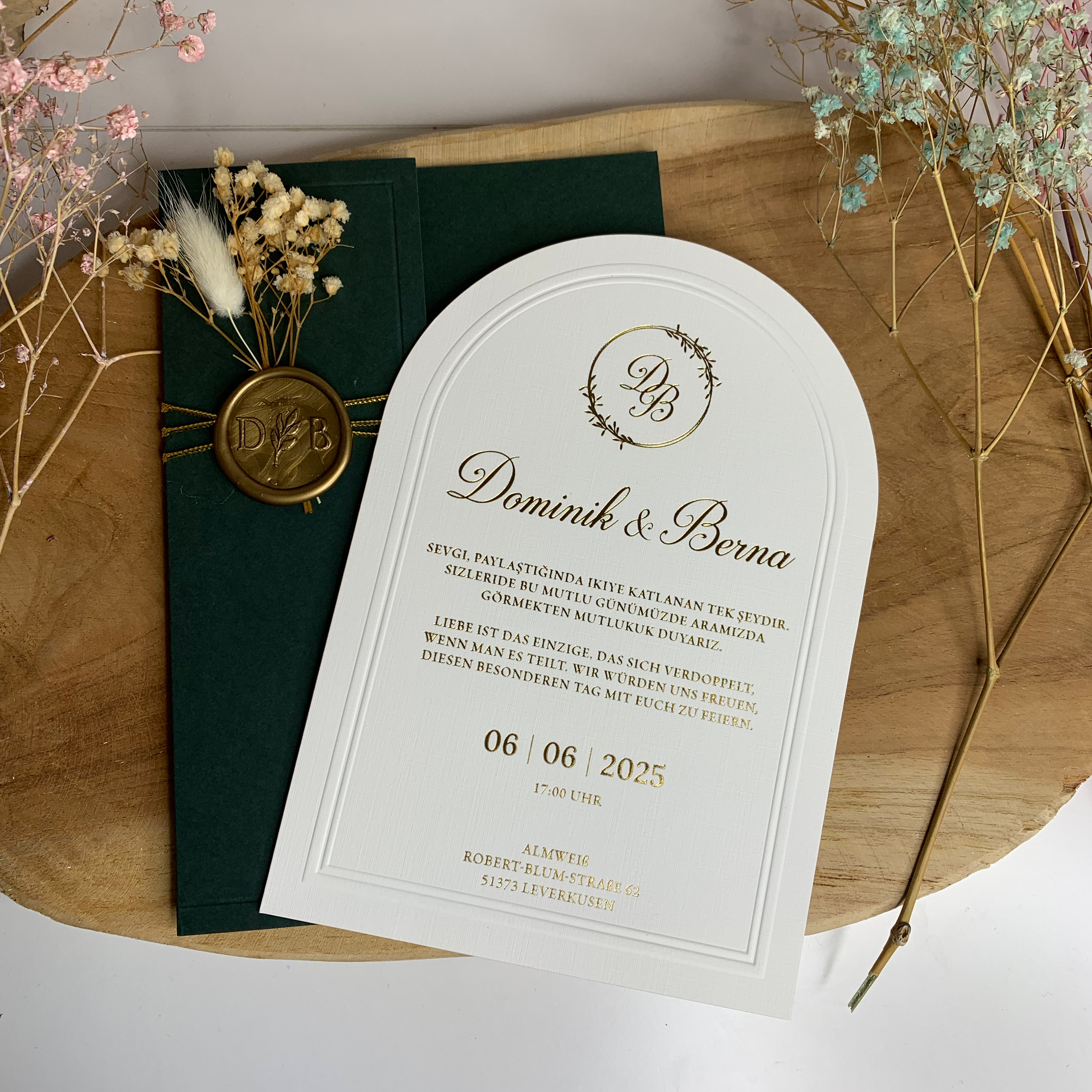 Hochzeitseinladung Dunkelgrün mit Schleife und Trockenblume