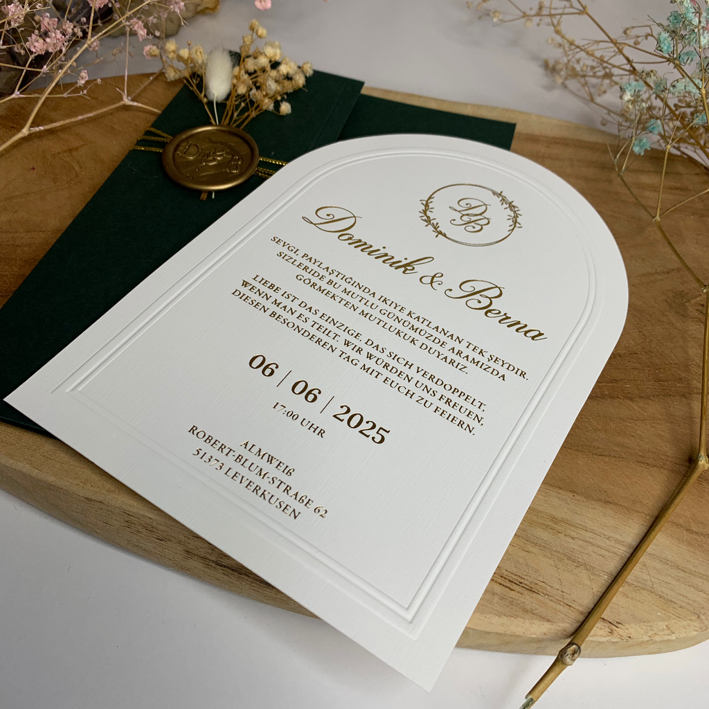 Hochzeitseinladung Dunkelgrün mit Schleife und Trockenblume