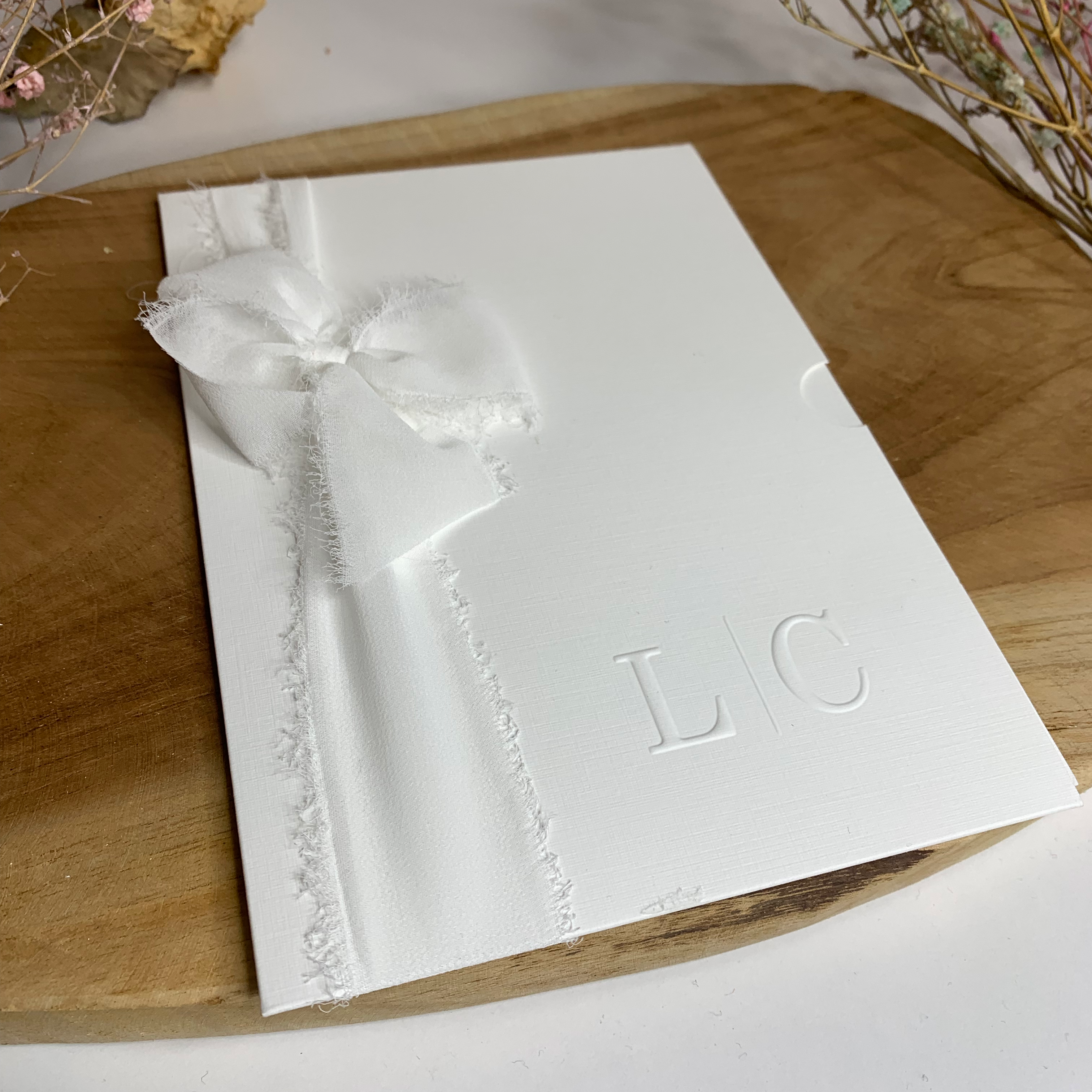 Hochzeitseinladung "Timeless White" | Leinenpapier mit edler Schleife
