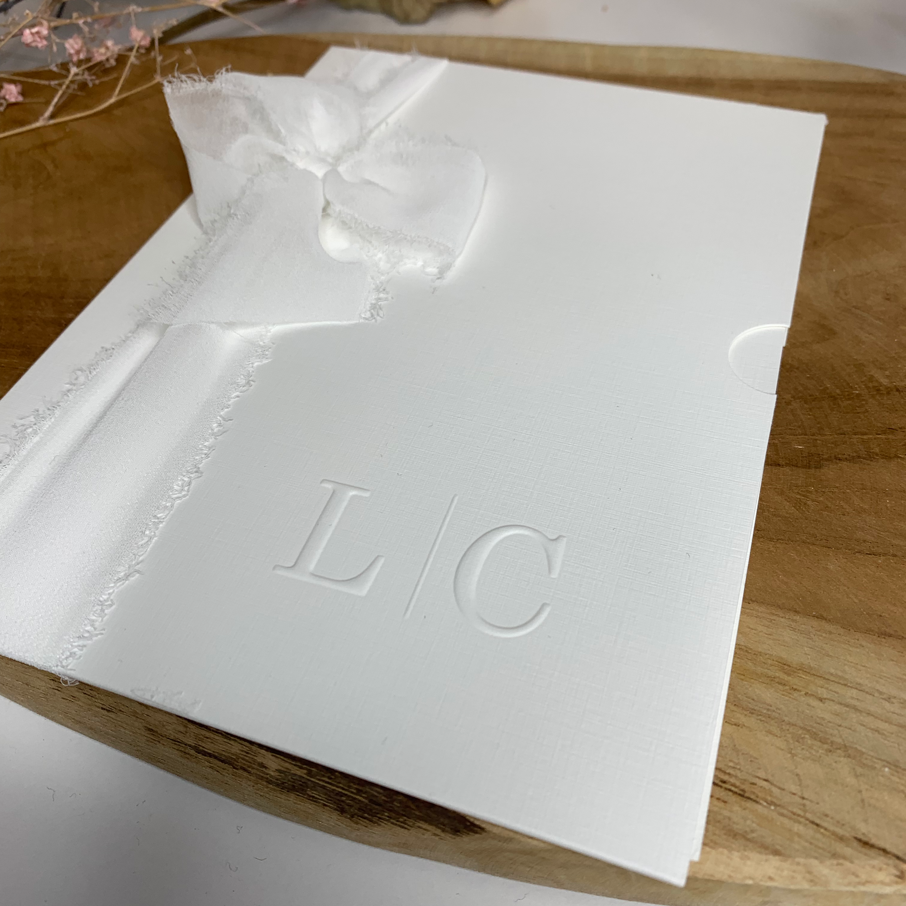 Hochzeitseinladung "Timeless White" | Leinenpapier mit edler Schleife